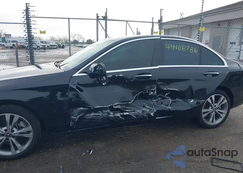 2018 Mercedes-Benz C 300 4Matic z USA, uszkodzony, nr VIN 55SWF4KB7JU265935